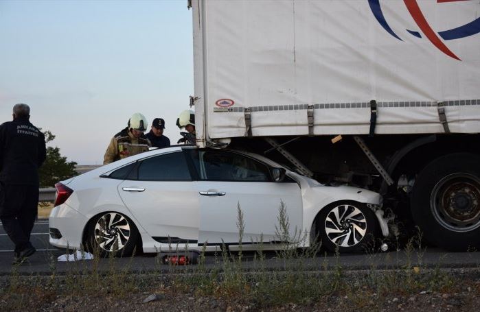 Konya'da Otomobil Kamyona Arkadan Çarptı ; 1 Ölü 3 Yaralı