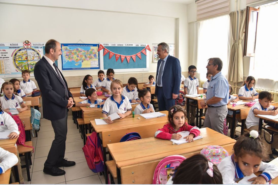 Konya İl Millî Eğitim Müdürü Murat Yiğit, Öğrencileri  Kutladı 