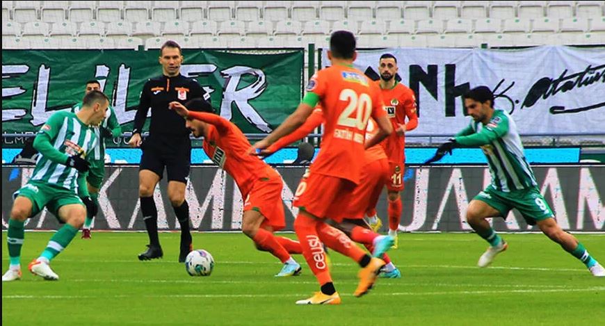 Konyaspor 1-0 Alanyaspor  (İlk yarı sonucu)