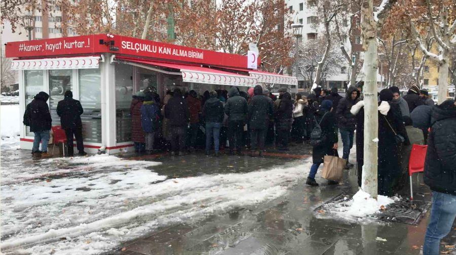 Konya'da  Vatandaşlar Kan Merkezlerine Akın Etti