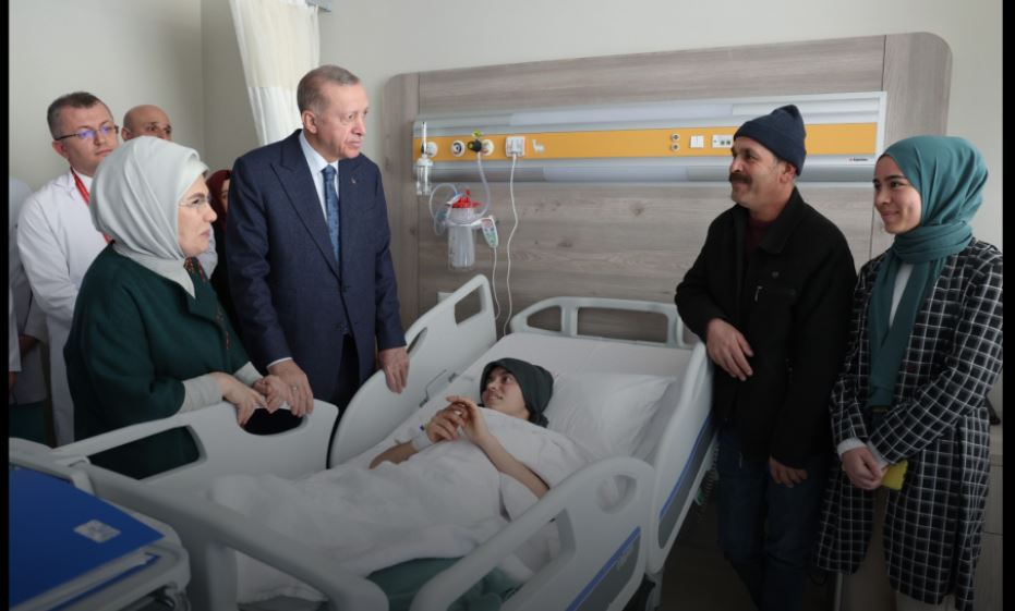 Cumhurbaşkanı Erdoğan, Şehir Hastanesi’ndeki depremzedeleri ziyaret etti