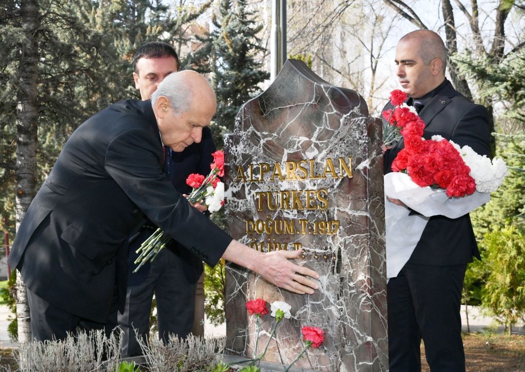  MHP Lideri Devlet Bahçeli’  Alparslan Türkeş’in vefatının 26. Yıl Dönümünde Kabri Başında Andı