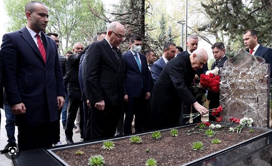 MHP Genel Başkanı Bahçeli, Bayram Sabahı  Alparslan Türkeş'in kabrini ziyaret etti