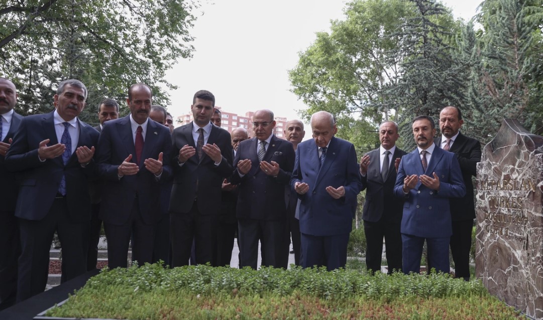 MHP lideri Bahçeli, Türkeş'in kabrini ziyaret etti