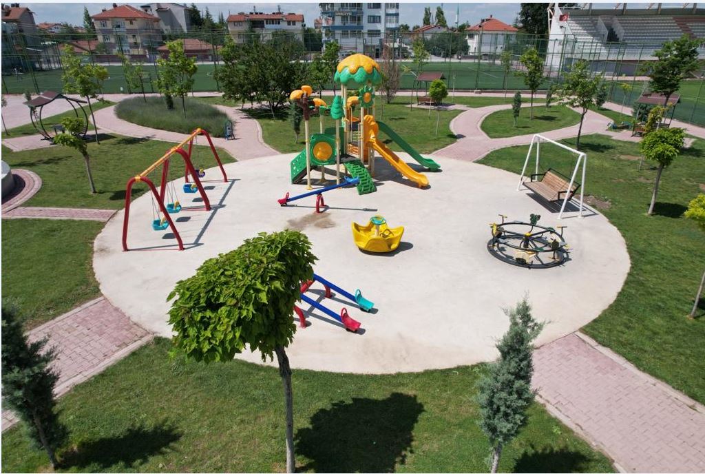 Çumra Belediyesi Mahallelere Yeni Oyun Parkları Kazandırıyor 