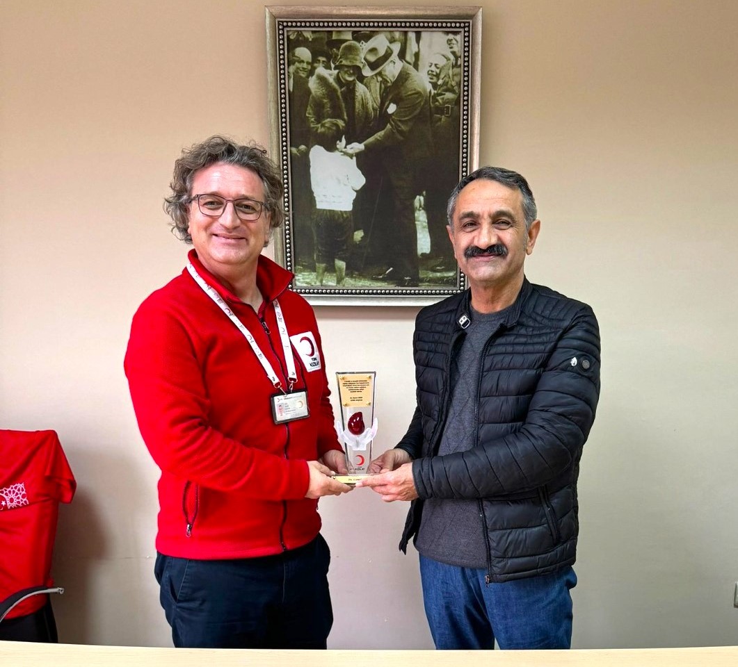  Dr. Cemil Paslı’ya   Rekortmen  Kan Bağışçı Plaketi