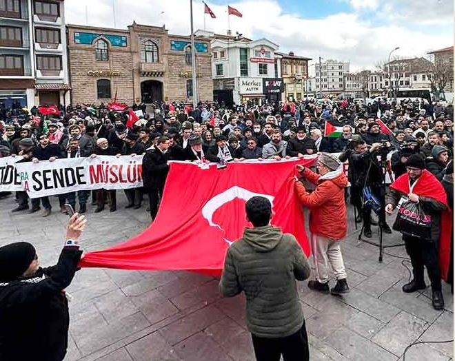Konya'da şehitlerimiz için yürüyüş düzenlendi