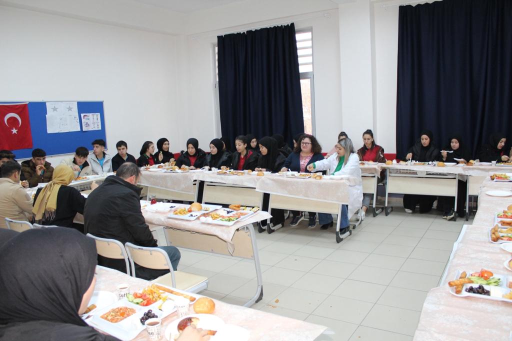  Yunak'ta 12. Sınıflara Moral Ve Motivasyon Kahvaltısı