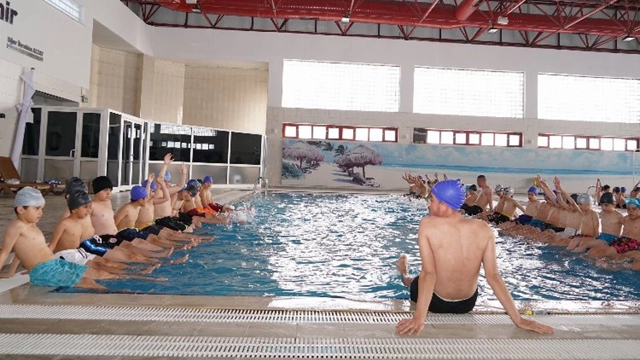  Konya Valiliğinin  Konya'da Yüzme Bilmeyen Kalmasın Projesine Yoğun İlgi 