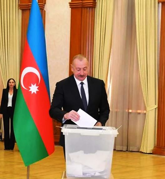 Azerbaycan Halkı   İlham  Aliyev ile yola devam dedi 