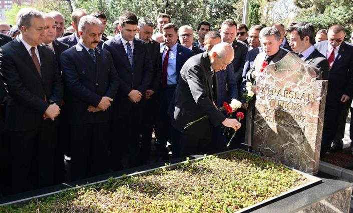  Devlet Bahçeli, Alparslan Türkeş'in kabrini ziyaret etti