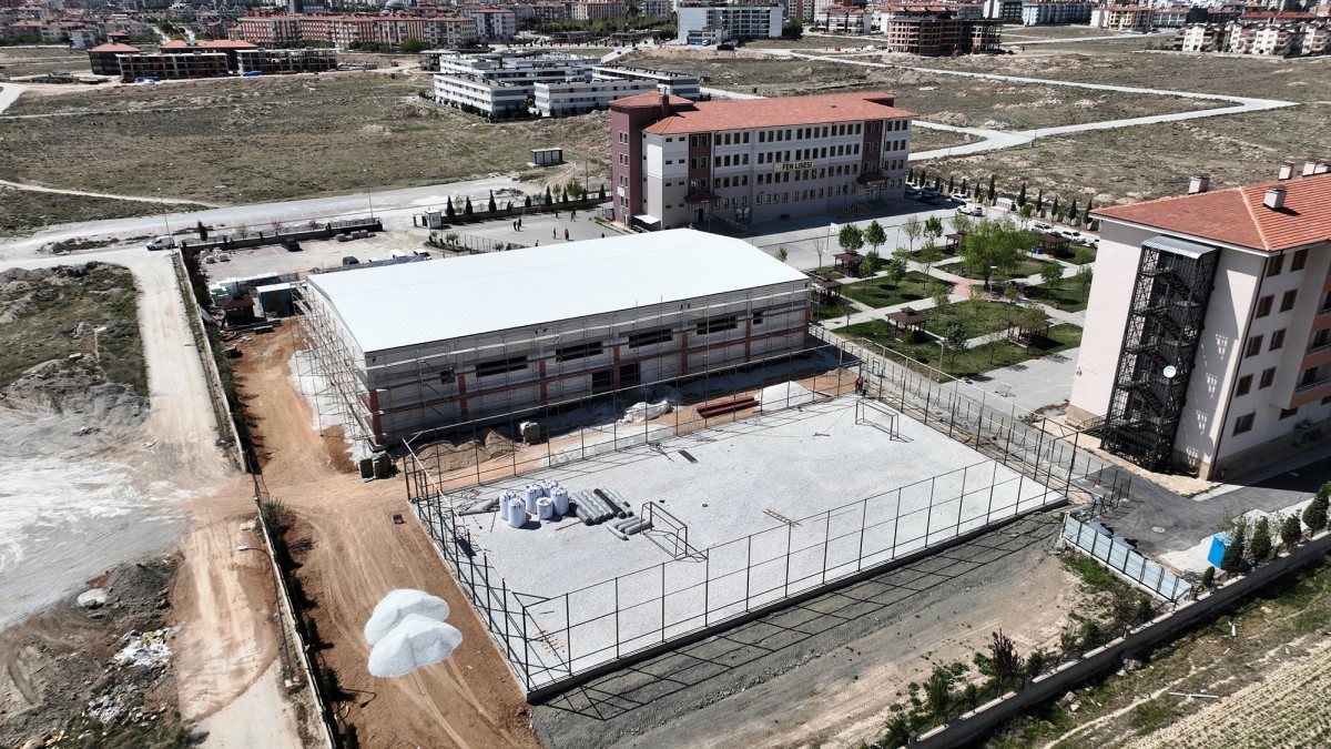 Selçuklu Belediyesi’nden Eğitime Kapalı Spor Salonu Ve Suni Çim Saha Desteği