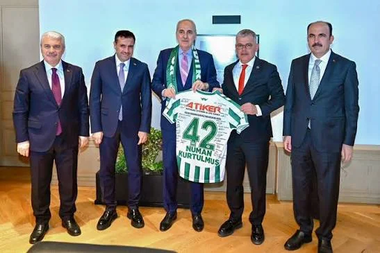 Konyaspor  Başkanı Ömer Atiker TBMM Başkanı Numan Kurtulmuş'a Forma Hediye Etti