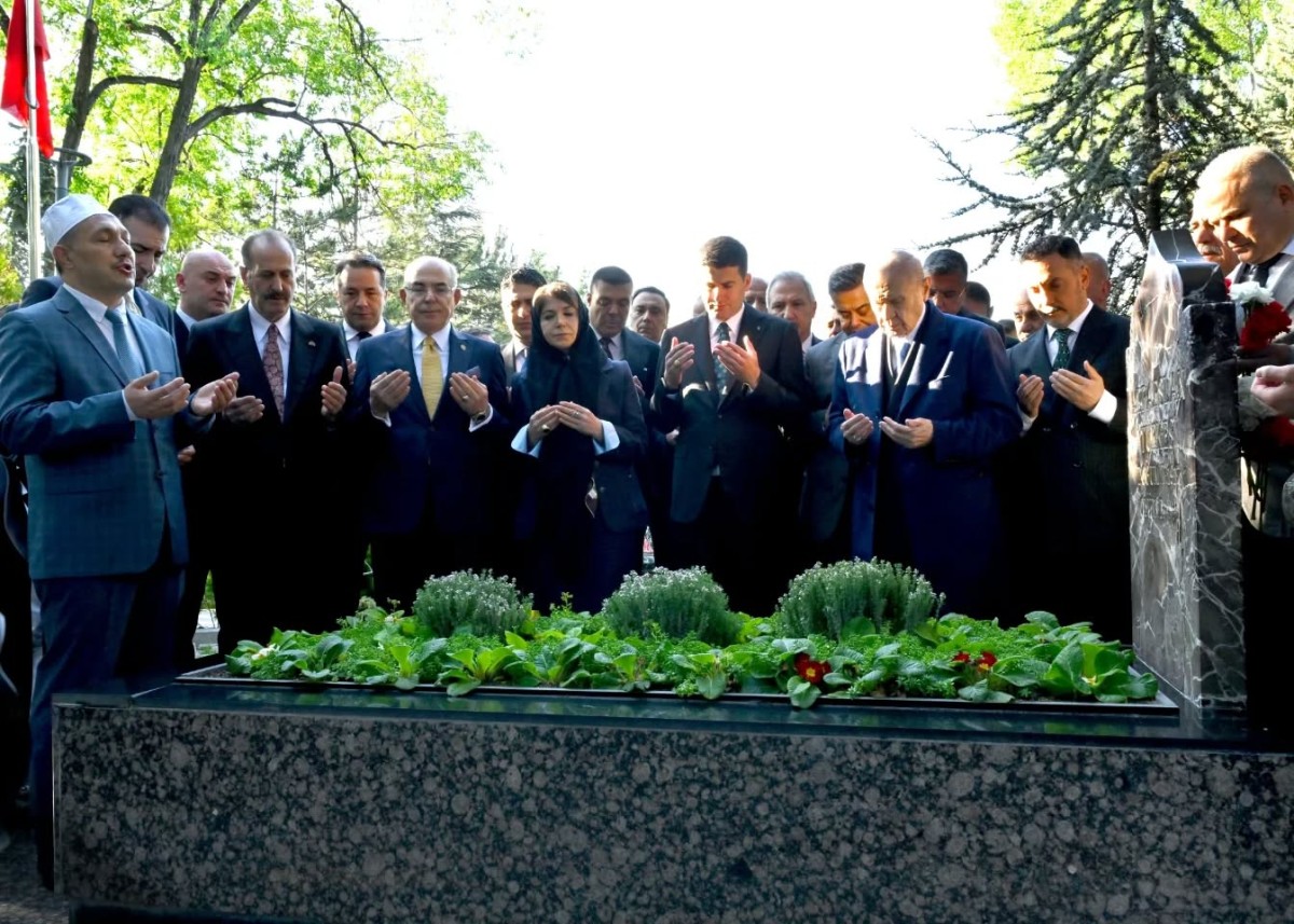 MHP Lideri Bahçeli’den Alparslan Türkeş'in Mezarına Bayram  Ziyareti
