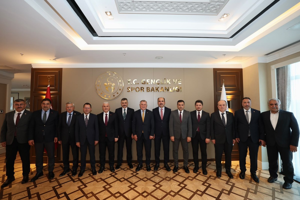 Konya Heyeti Bakan Bak ile Şehrin Gençlik ve Spor Yatırımlarını İstişare Etti