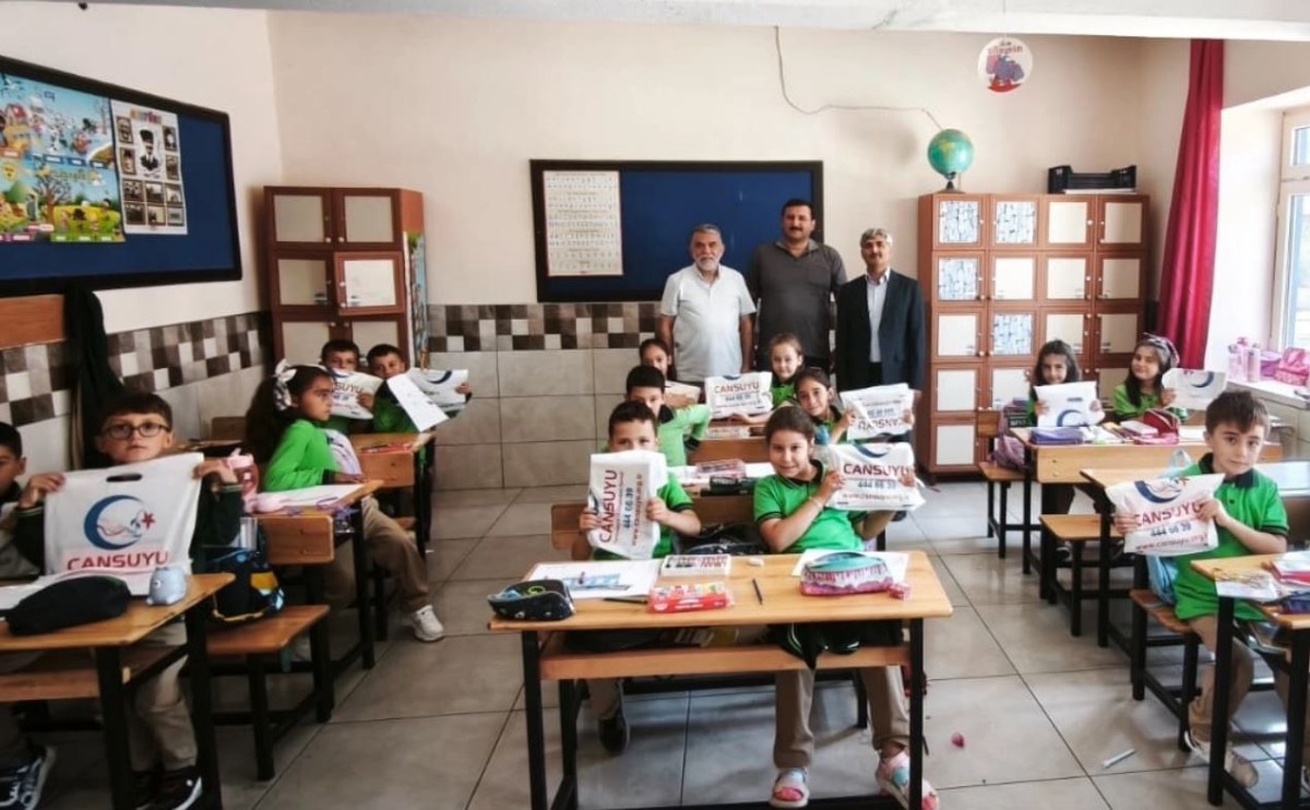Cansuyu Derneği’nden Konya’da 2 bin 100 öğrenciye kırtasiye desteği
