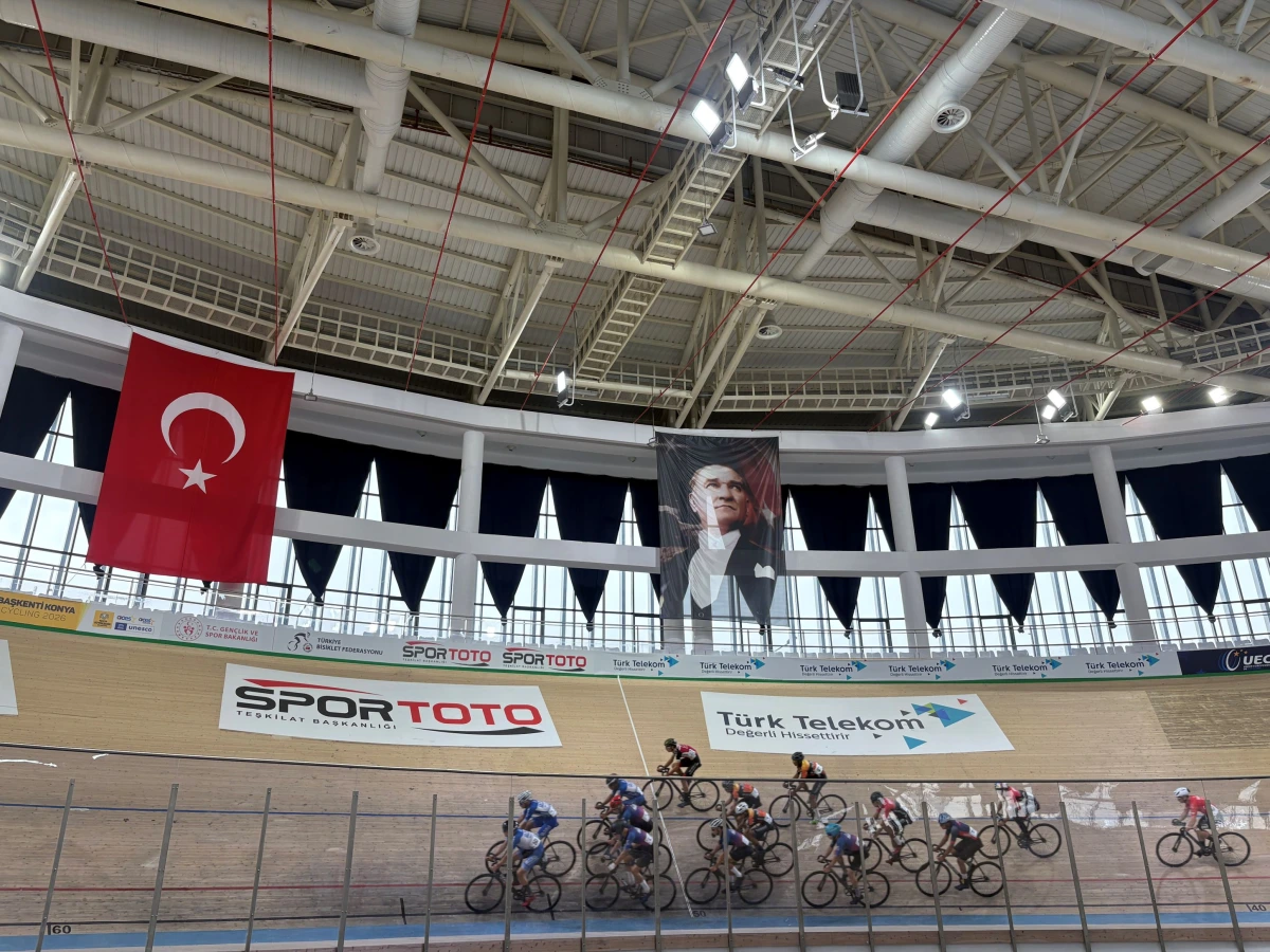 Pist Bisikleti Kupası'nın genç yıldızları Konya Velodromu'nda pedal çevirdi