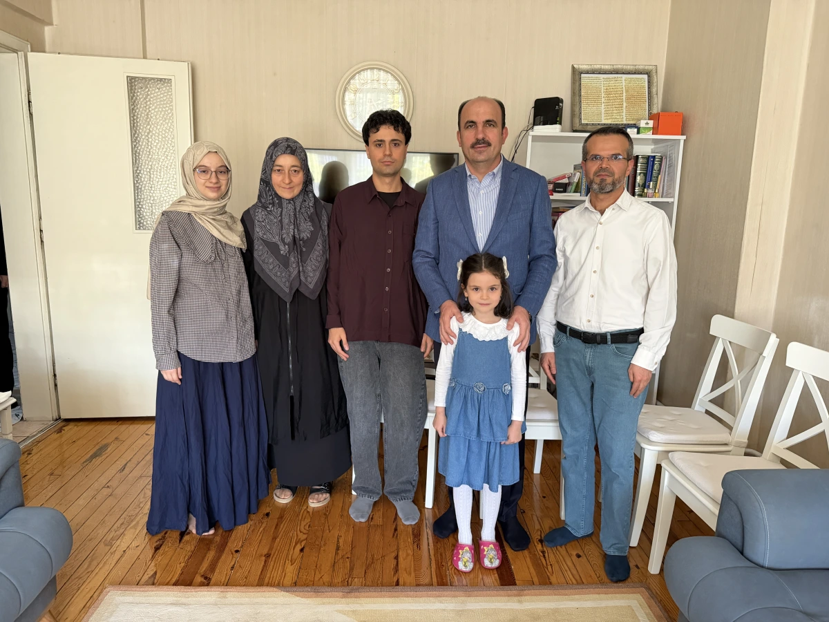 Başkan Altay, “Umre Ödüllü Siyer Yarışması” ile Umreye Giden Yarış Ailesini Ziyaret Etti