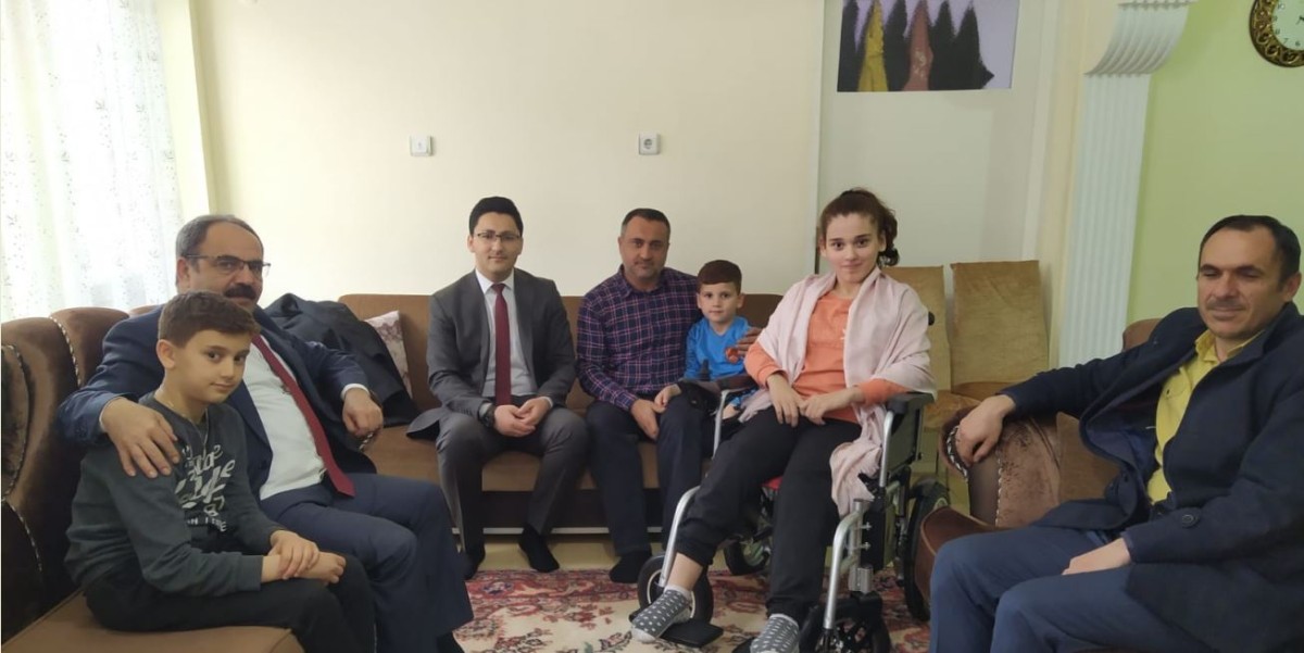 Yunak'ta Depremzede Öğrenciye Akülü Engelli Aracı Hediye Edildi