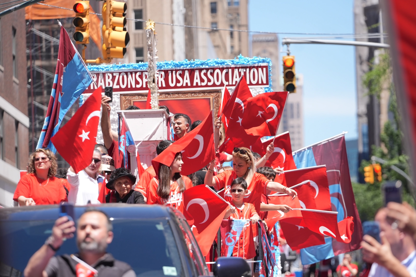 New York’ta Türk bayraklarıyla coşkulu yürüyüş