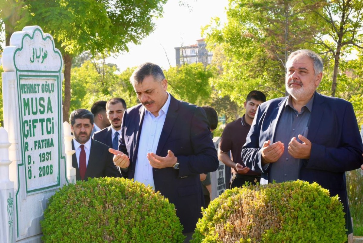 Bakan Çiftçi'den  Memleketi Çumra'da  Kabir Ziyareti