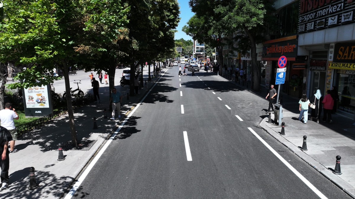 Başkan Altay, Atatürk Caddesi'nde Asfalt Yenileme Çalışması Yaparak Standardı Yükselttiklerini Açıkladı