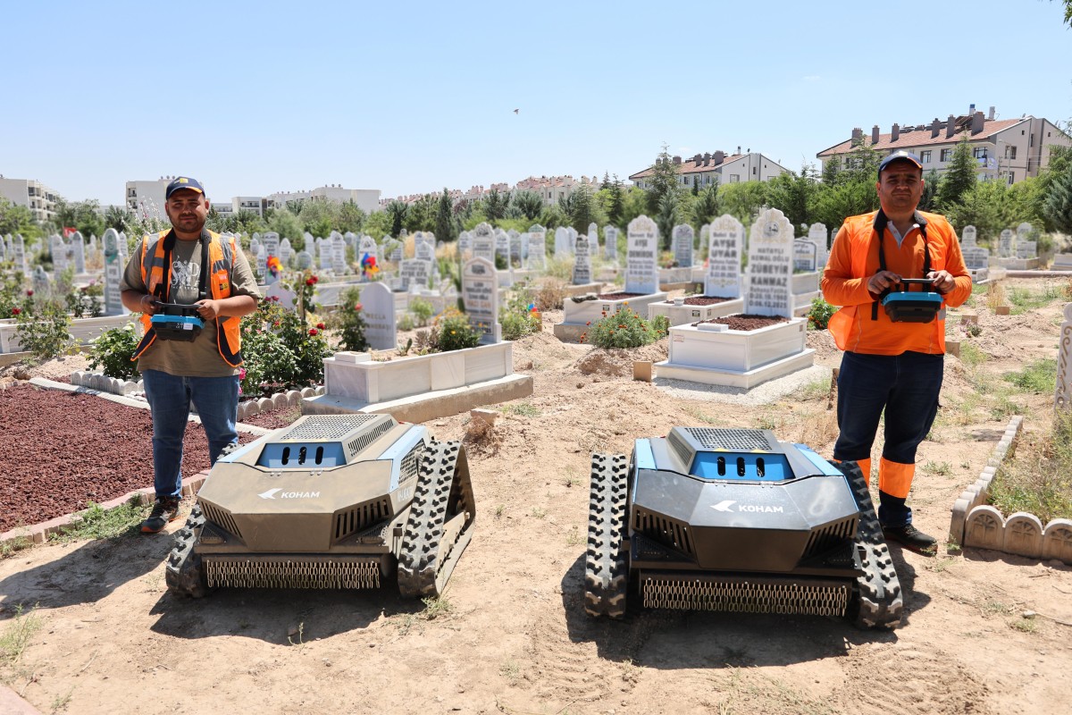 Konya Büyükşehir Mezarlık Bakımında Ot Biçme Robotlarını Kullanmaya Başladı