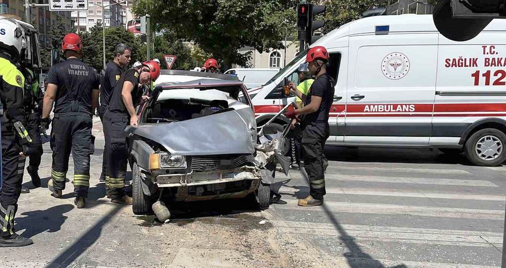 Konya'da Otomobil Kadırımdaki  Vatandaşa Çarptı