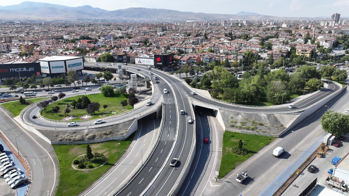 Konya Büyükşehir, Uluyayla ve Altıyol Üst Geçitlerinin Asfaltını Yeniledi
