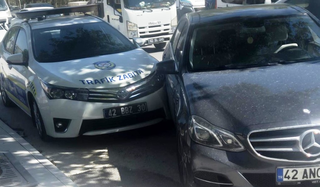 Konya'da Taksi Yola Devrildi, Diğer Araç Zabıtaya Çarptı